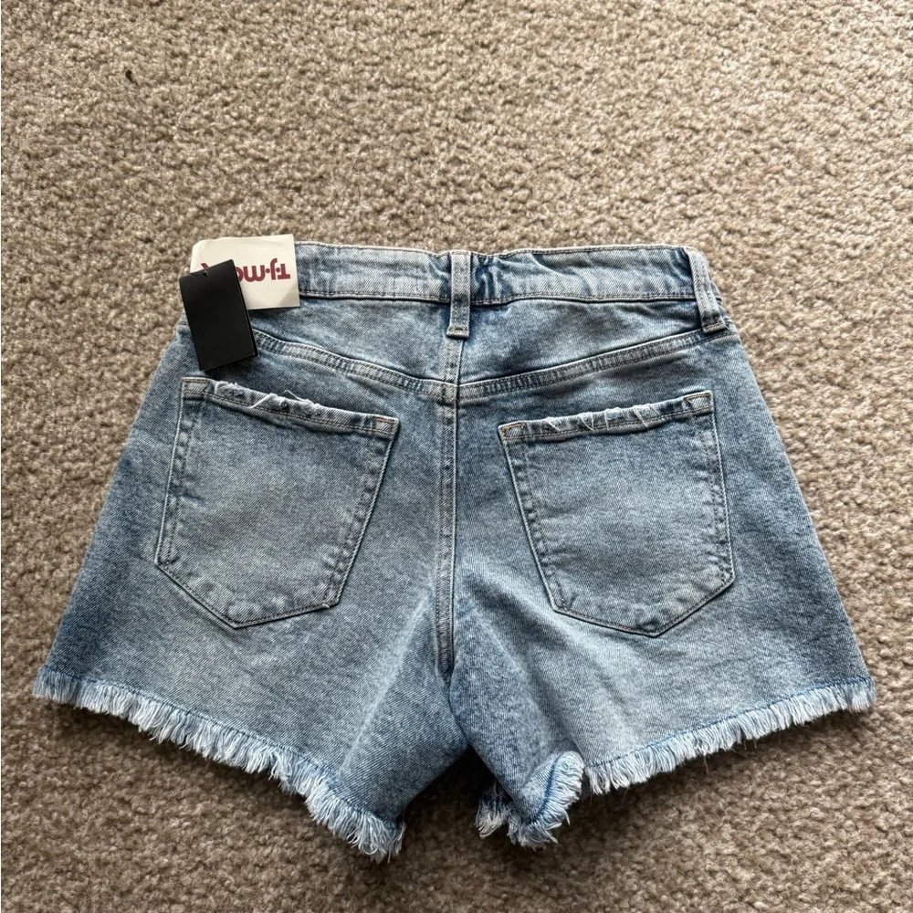 BCBG Generation 4” inseam shorts - Picture 2 of 3